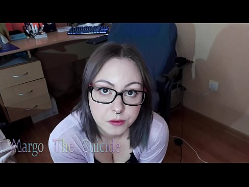 ❤️ 眼鏡をかけたセクシーな少女がカメラに向かってディルドを深くしゃぶる ❤❌ ロシアポルノ ❌️