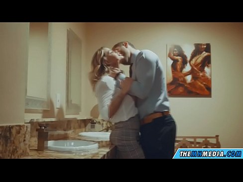 ❤️ 公衆トイレで巨乳金髪美女に誘惑されたら ❤❌ ロシアポルノ ❌️
